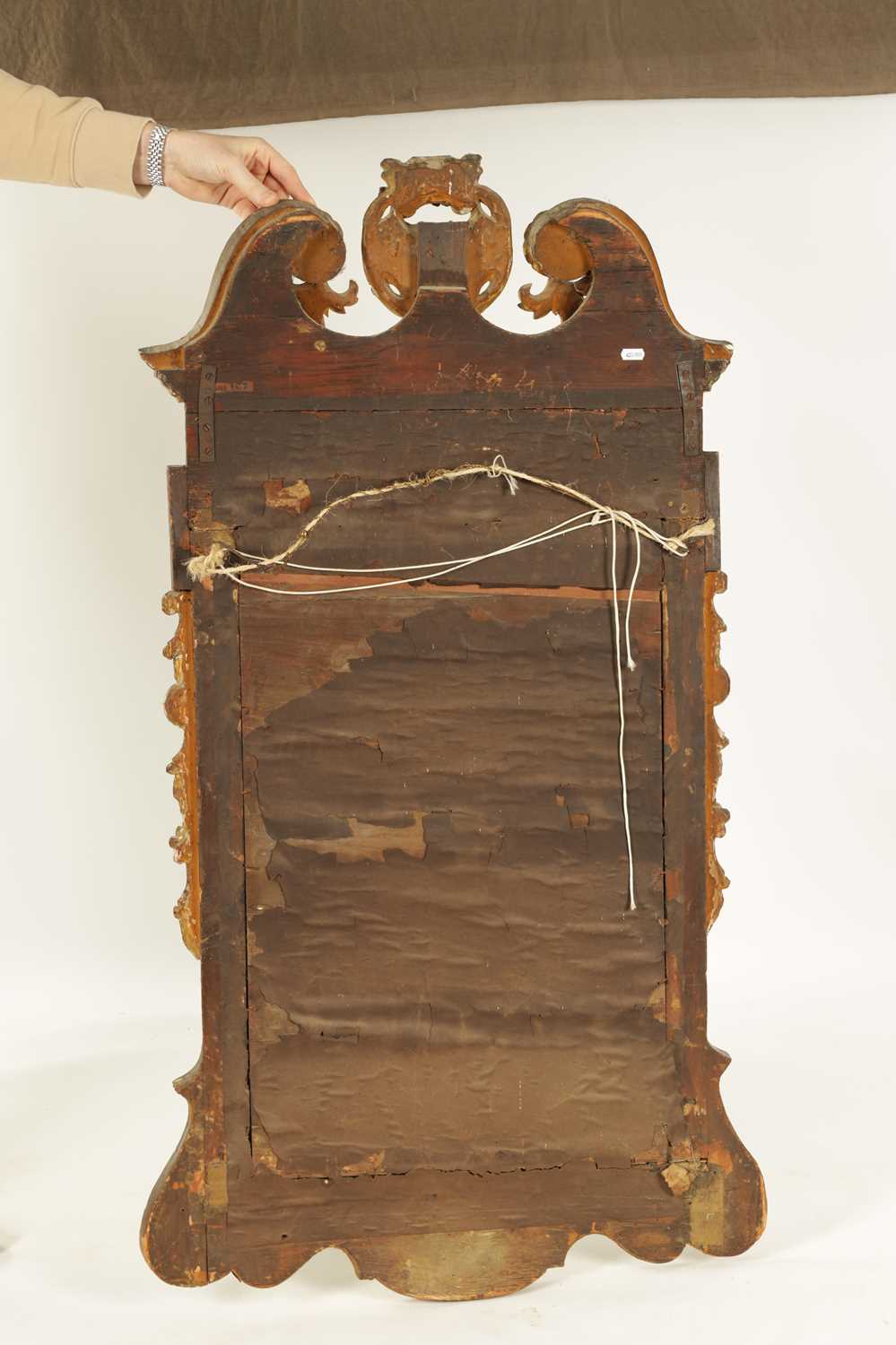 A GEORGE II WALNUT AND PARCEL GILT HANGING MIRROR OF GENEROUS SIZE - Image 4 of 7