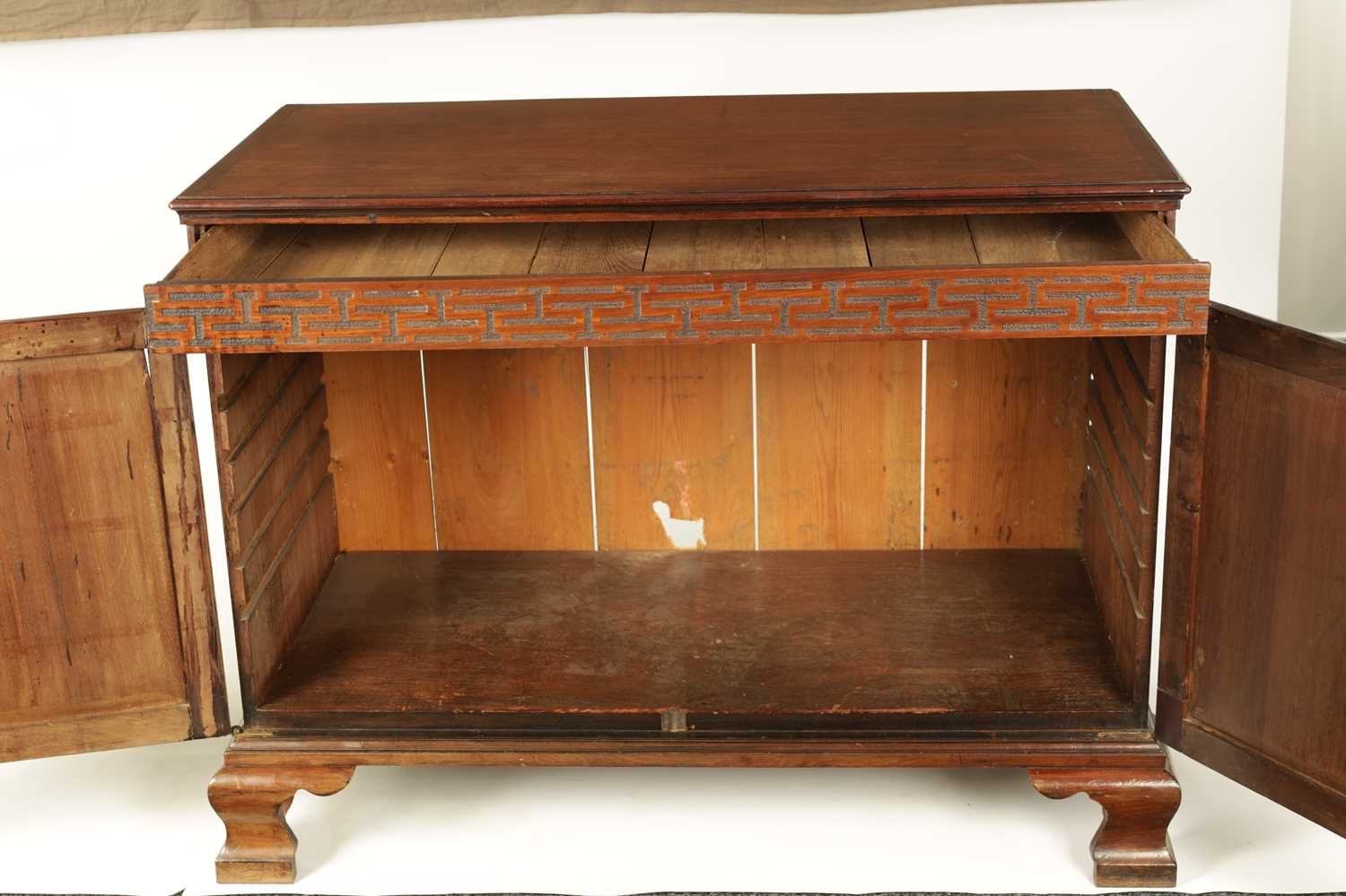 AN UNUSUAL MID 18TH CENTURY CHIPPENDALE DESIGN MAHOGANY FOLIO CABINET - Image 7 of 18