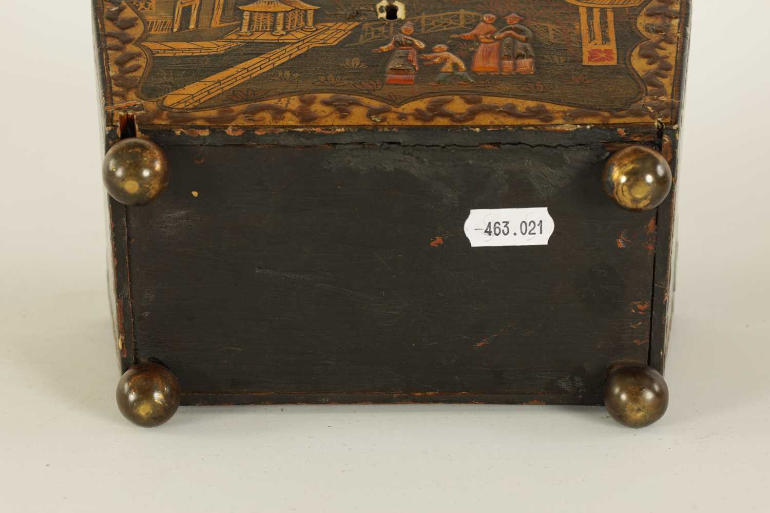 A LATE GEORGIAN CHINOISERIE DECORATED BLACK LACQUER SARCOPHAGUS TEA CADDY - Image 8 of 8