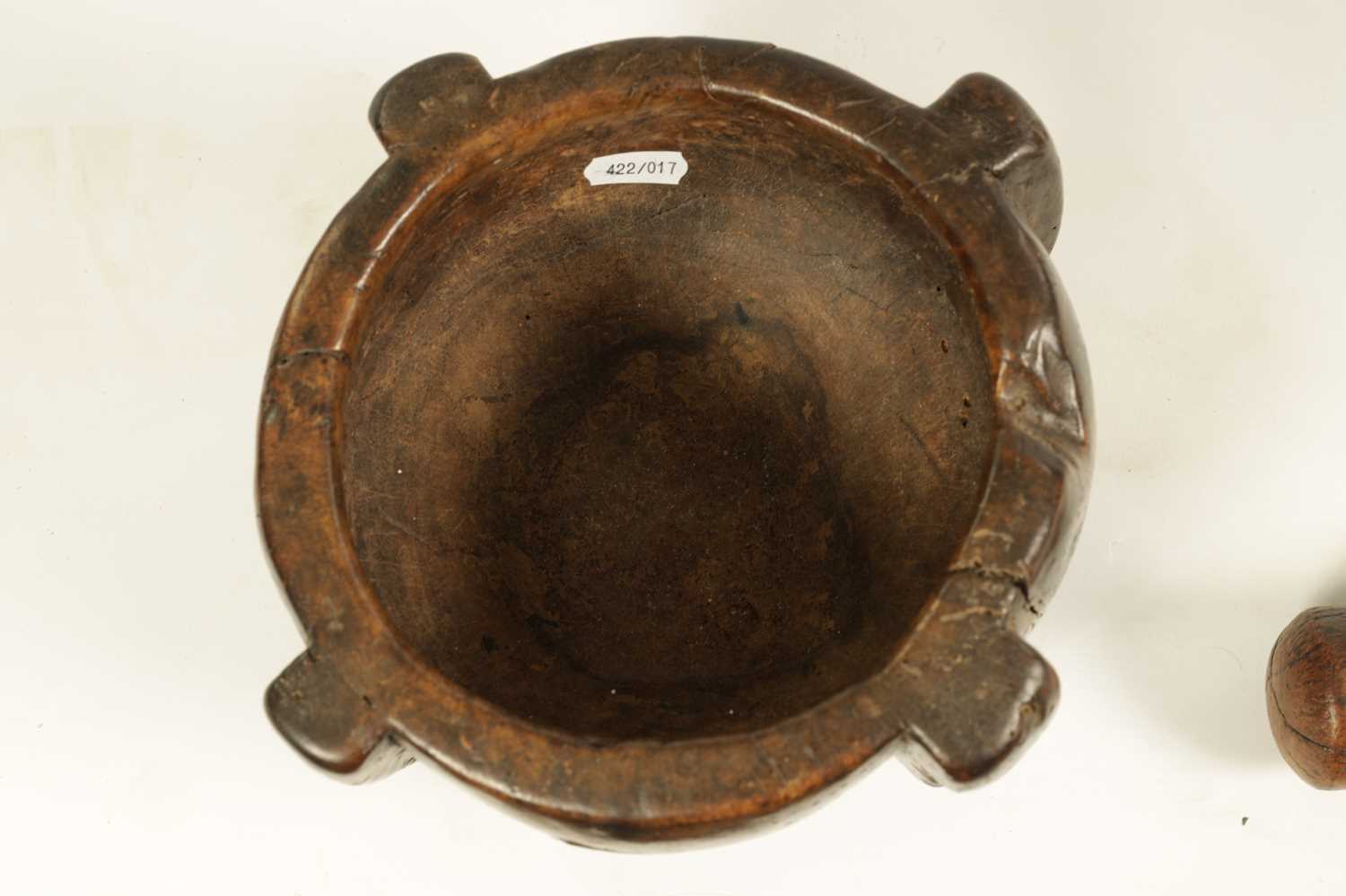 AN EARLY 16TH/17TH CENTURY BURR WALNUT PESTLE AND MORTAR - Image 6 of 8