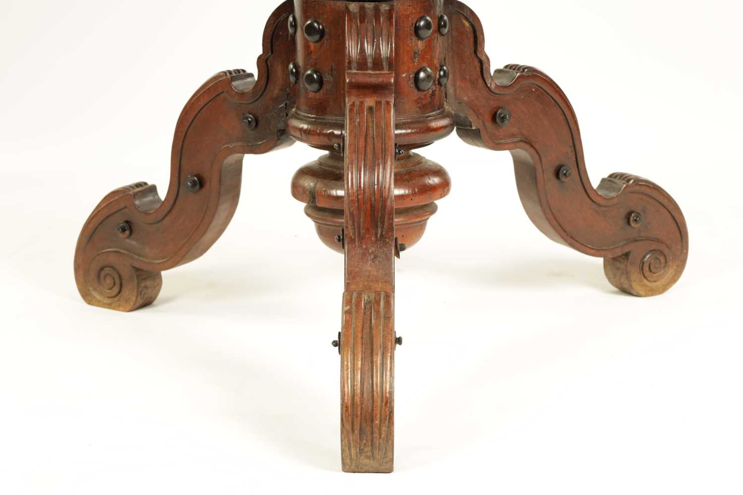 AN 18TH CENTURY TUSCAN, ITALIAN WALNUT OCTAGONAL TILT TOP TABLE - Image 2 of 10