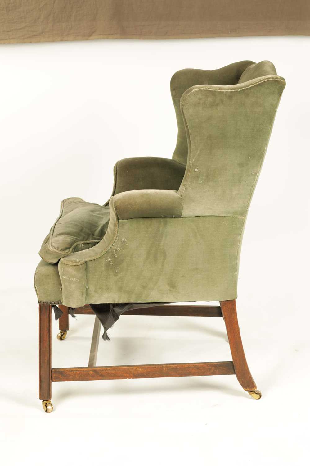 A GEORGE III WING-BACK MAHOGANY FRAMED UPHOLSTERED ARMCHAIR - Image 3 of 5