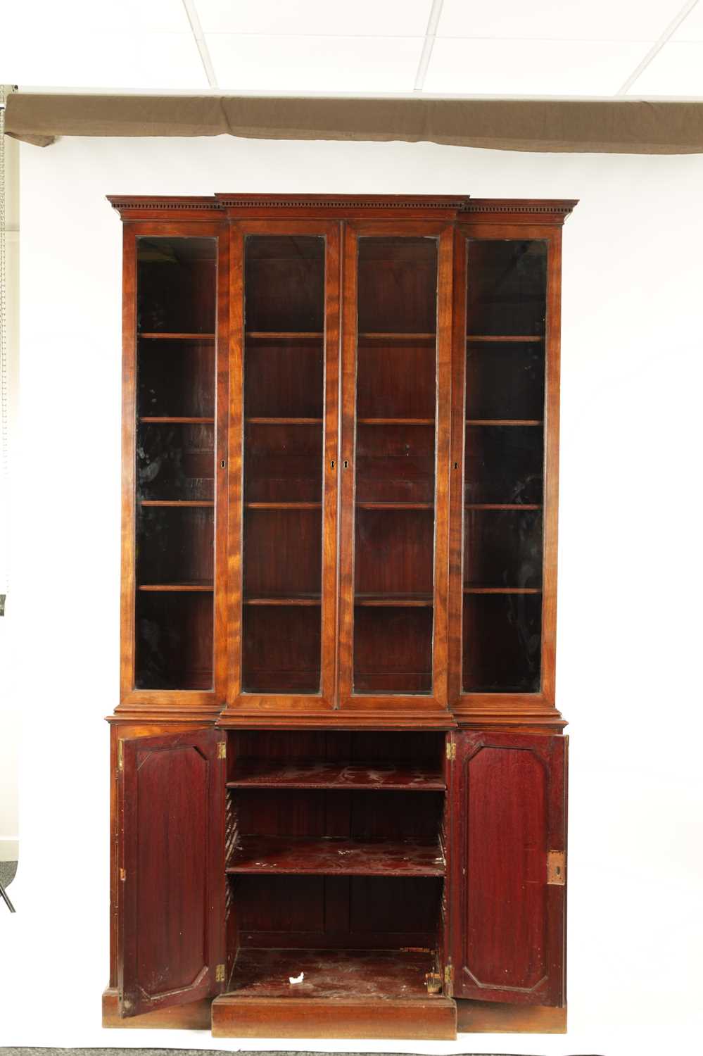 A FINE GEORGE III FIGURED MAHOGANY BREAK-FRONT BOOKCASE OF SMALL SIZE AND PROPORTIONS - Image 2 of 4