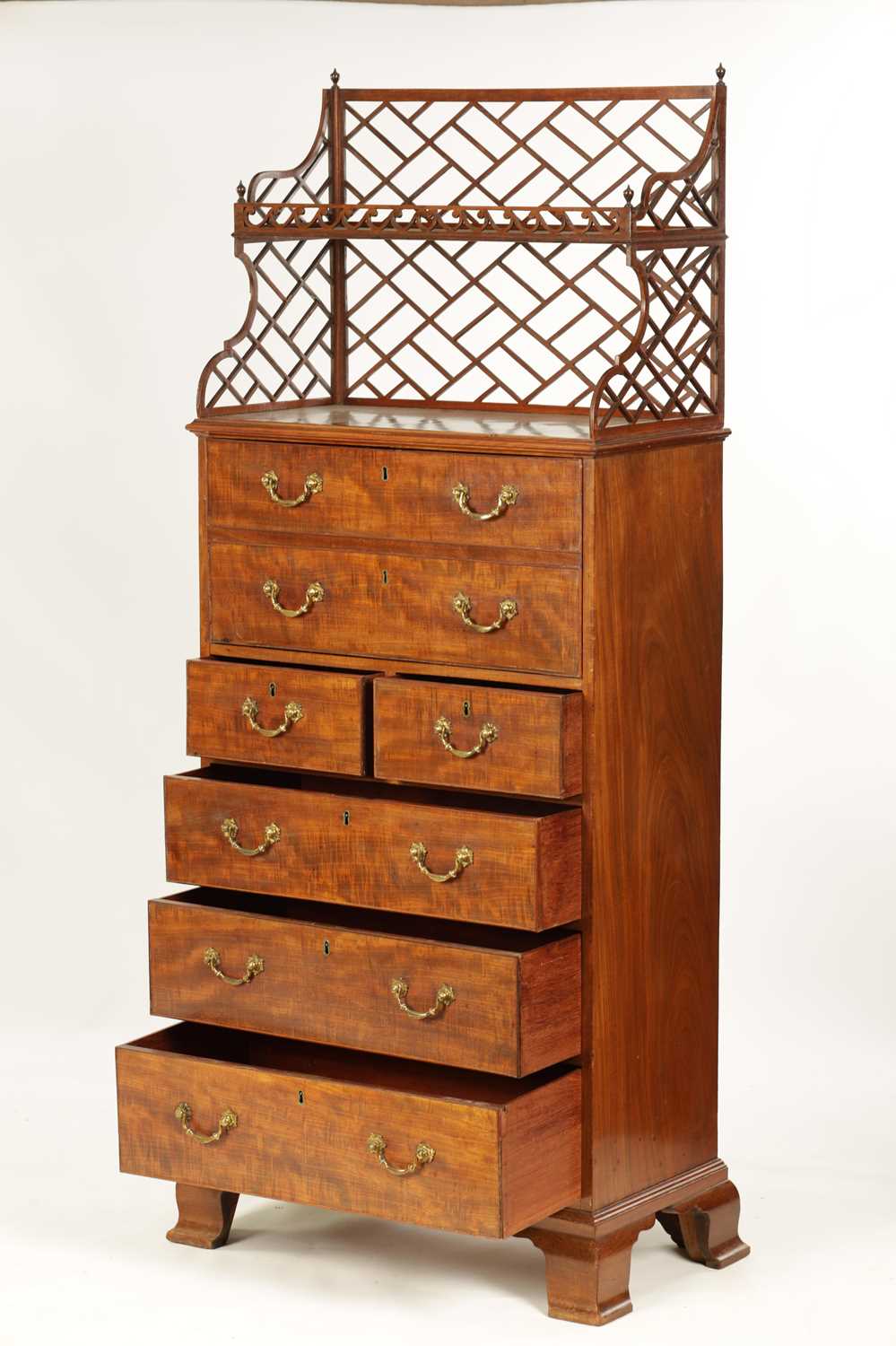 A RARE GEORGE III MAHOGANY LIBRARY SECRETAIRE CHEST OF DRAWERS WITH DETACHABLE BOOK CARRIER - Image 4 of 16