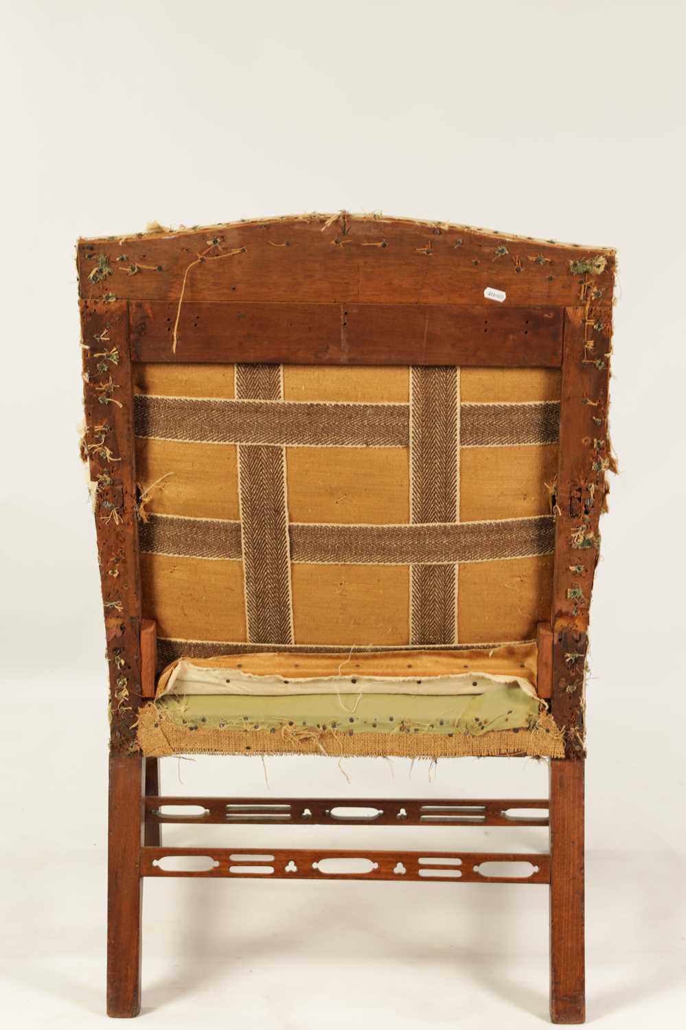AN EARLY GEORGE III CHIPPENDALE DESIGN MAHOGANY UPHOLSTERED GAINSBOROUGH CHAIR OF GENEROUS SIZE - Image 9 of 10