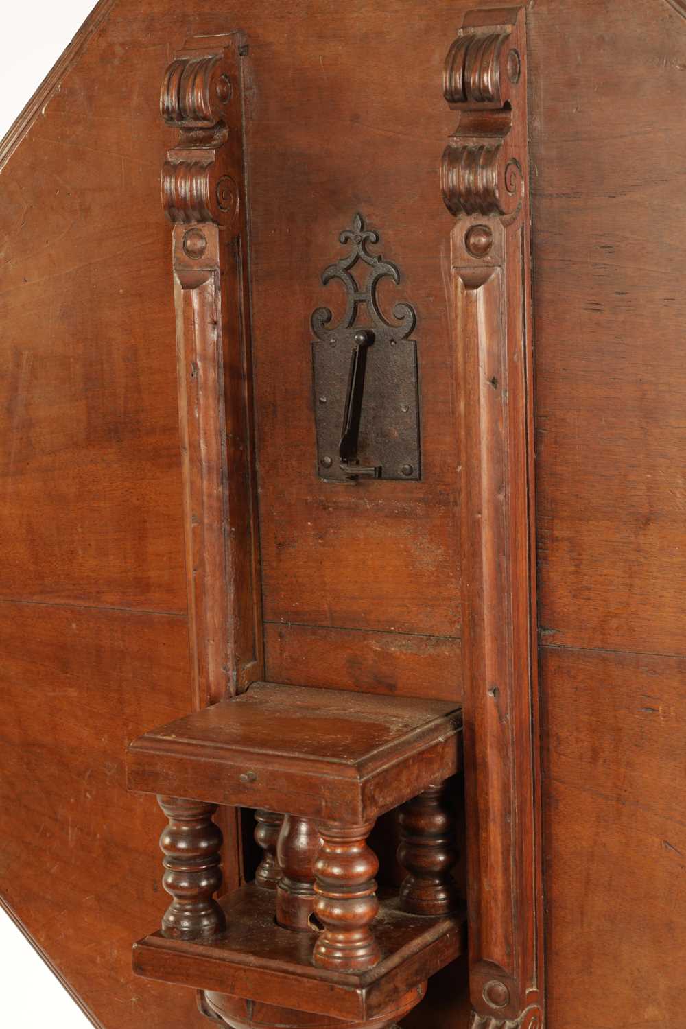 AN 18TH CENTURY TUSCAN, ITALIAN WALNUT OCTAGONAL TILT TOP TABLE - Image 4 of 10