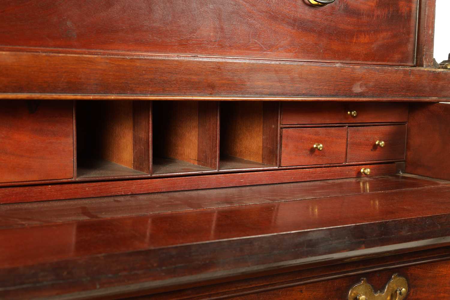A FINE GEORGE II FIGURED MAHOGANY ARCHITECTURAL SECRETAIRE CABINET IN THE MANNER OF JOHN CHANNON - Image 6 of 14