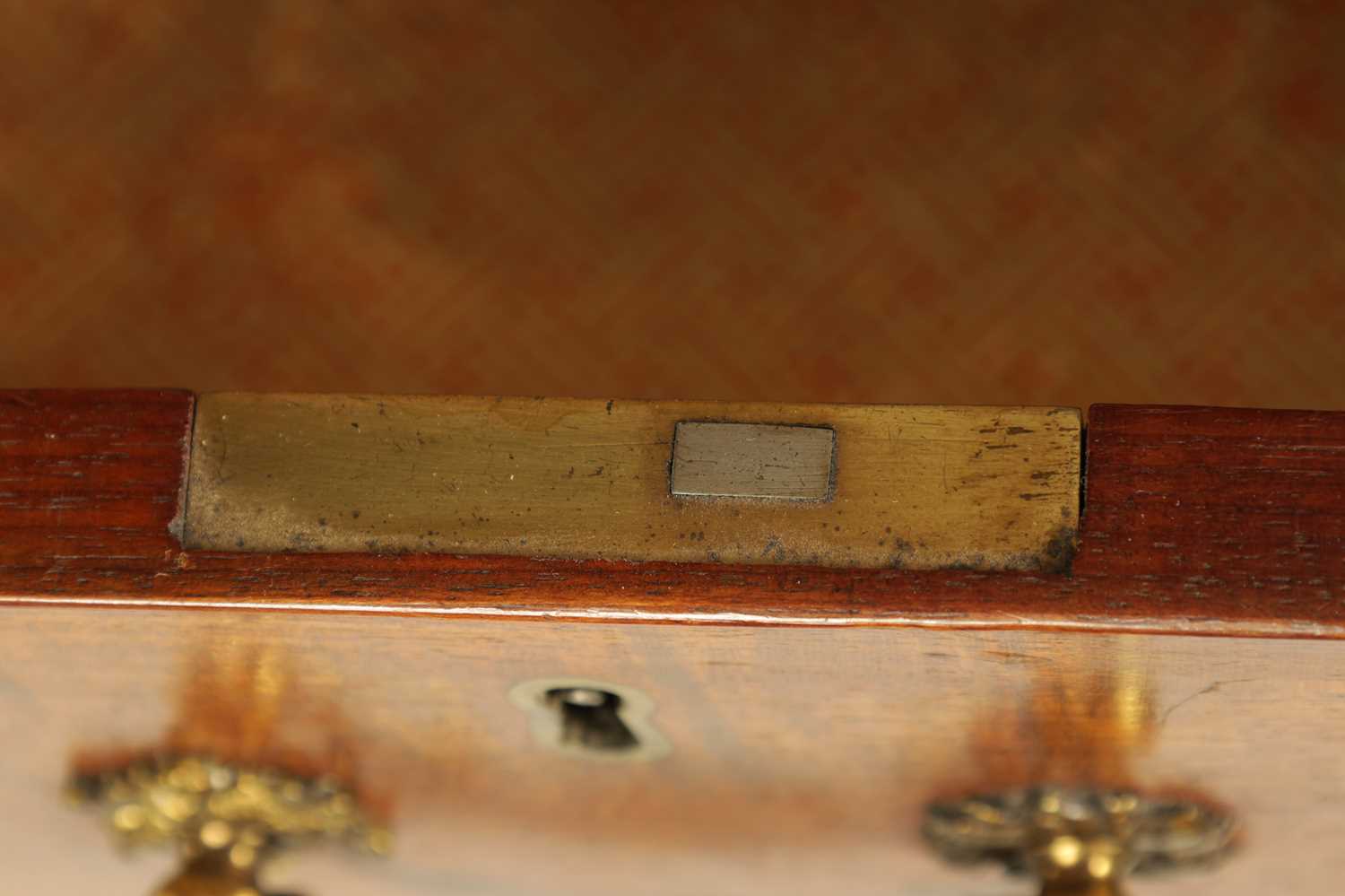 A RARE GEORGE III MAHOGANY LIBRARY SECRETAIRE CHEST OF DRAWERS WITH DETACHABLE BOOK CARRIER - Image 9 of 16