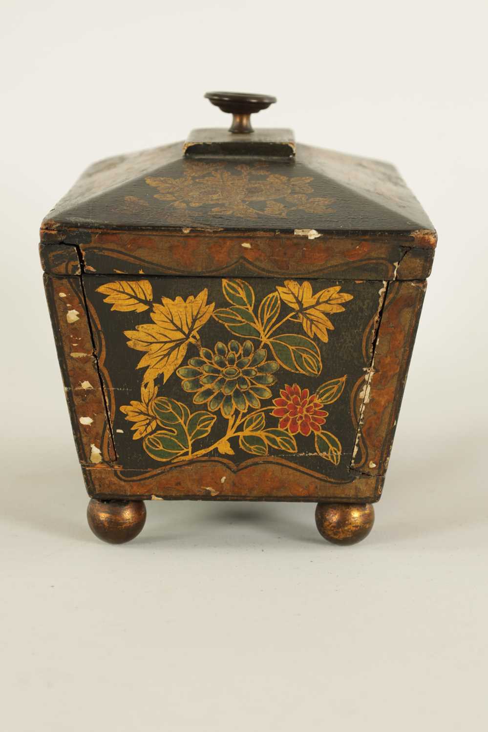 A LATE GEORGIAN CHINOISERIE DECORATED BLACK LACQUER SARCOPHAGUS TEA CADDY - Image 7 of 8
