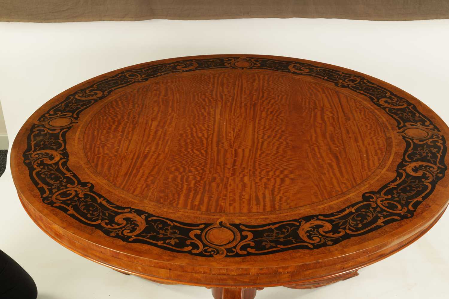 A FINE MID 19TH CENTURY FIGURED SATINWOOD MARQUETRY INLAID CENTRE TABLE - Image 5 of 8