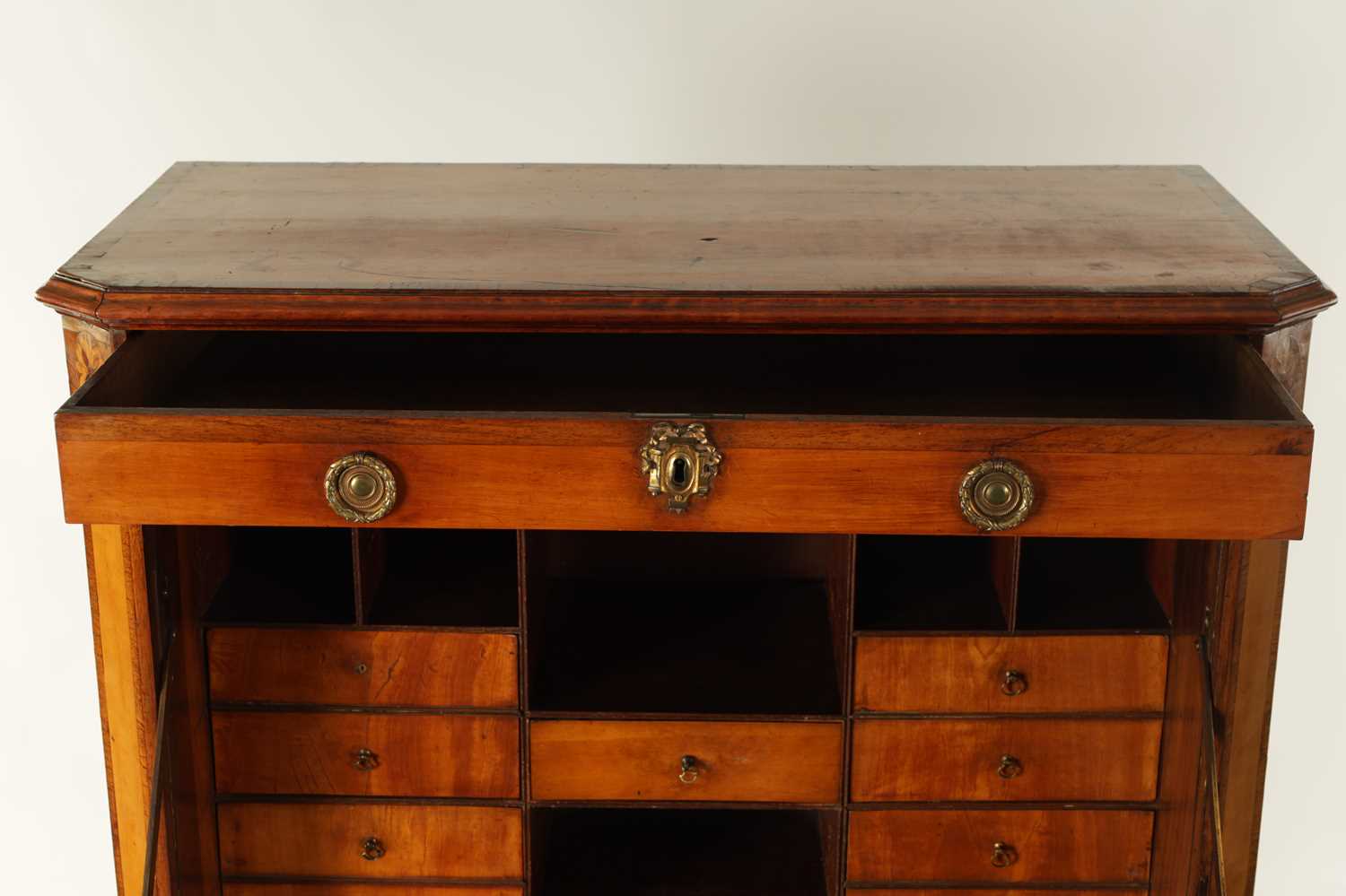 A GEORGE III MARQUETRY INLAID SATINWOOD AND KING WOOD CROSS-BANDED FALL FRONT SECRETAIRE CABINET IN - Image 7 of 15