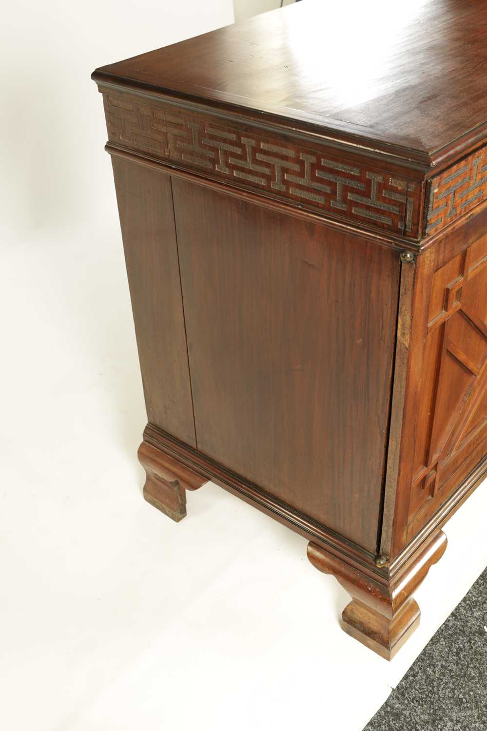 AN UNUSUAL MID 18TH CENTURY CHIPPENDALE DESIGN MAHOGANY FOLIO CABINET - Image 5 of 18