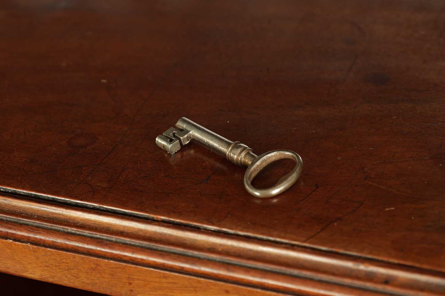 A RARE GEORGE III MAHOGANY LIBRARY SECRETAIRE CHEST OF DRAWERS WITH DETACHABLE BOOK CARRIER - Image 11 of 16