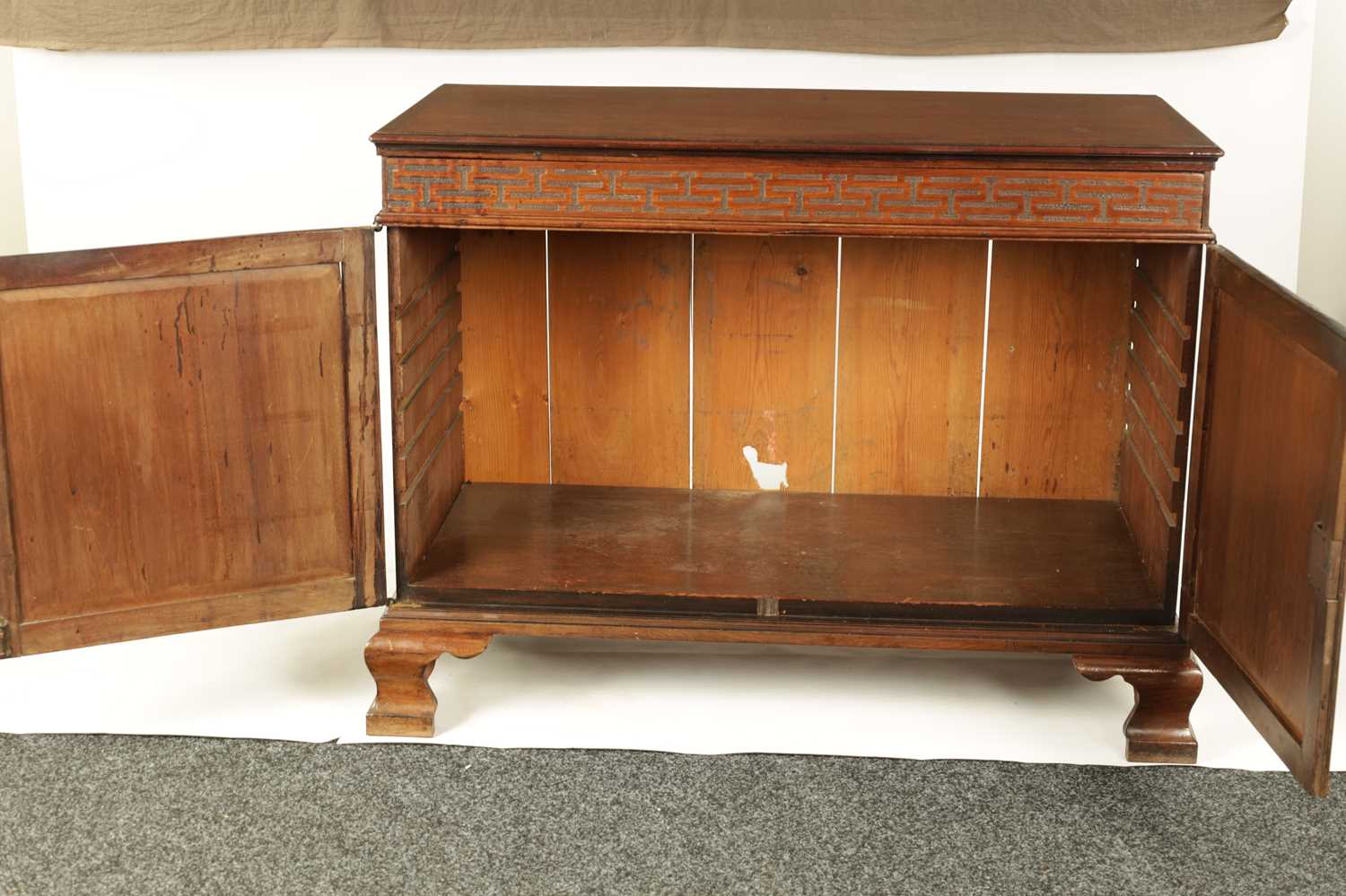 AN UNUSUAL MID 18TH CENTURY CHIPPENDALE DESIGN MAHOGANY FOLIO CABINET - Image 3 of 18