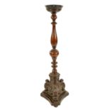 AN EARLY 18TH CENTURY ITALIAN TURNED WALNUT TORCHERE