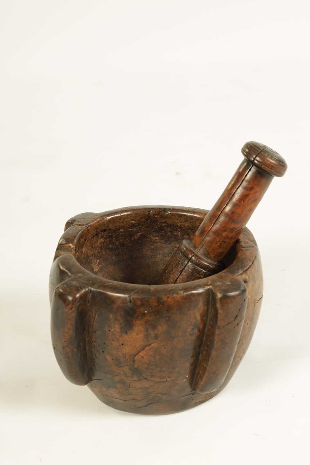 AN EARLY 16TH/17TH CENTURY BURR WALNUT PESTLE AND MORTAR - Image 2 of 8