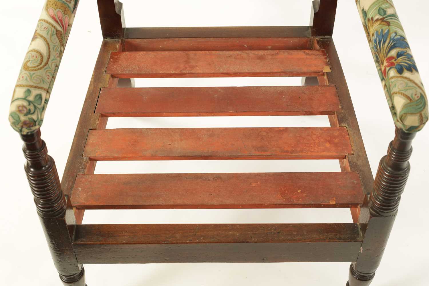 A GEORGE III MAHOGANY LIBRARY CHAIR - Image 10 of 11