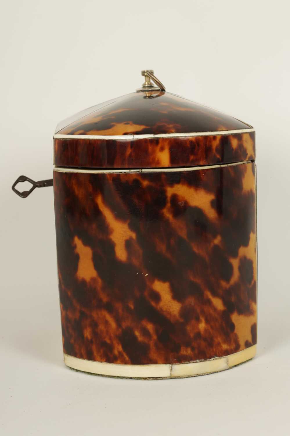 AN UNUSUAL GEORGE III BOW-SIDED TORTOISESHELL AND IVORY STRUNG TEA CADDY - Image 6 of 11