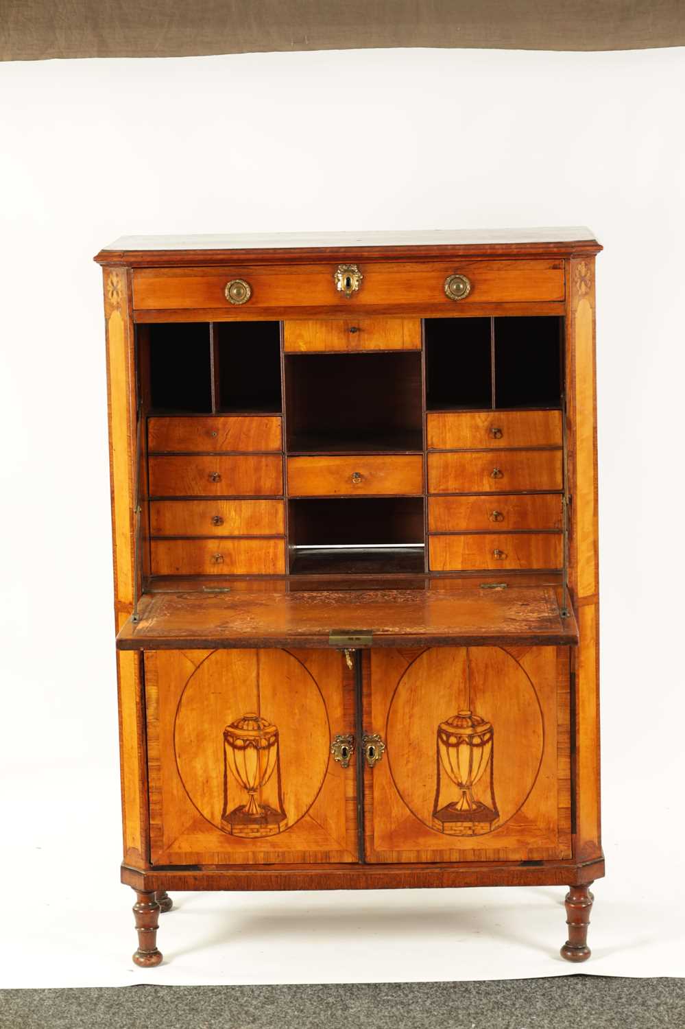 A GEORGE III MARQUETRY INLAID SATINWOOD AND KING WOOD CROSS-BANDED FALL FRONT SECRETAIRE CABINET IN - Image 6 of 15