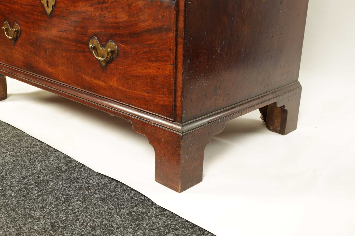 A FINE GEORGE II FIGURED MAHOGANY ARCHITECTURAL SECRETAIRE CABINET IN THE MANNER OF JOHN CHANNON - Image 13 of 14