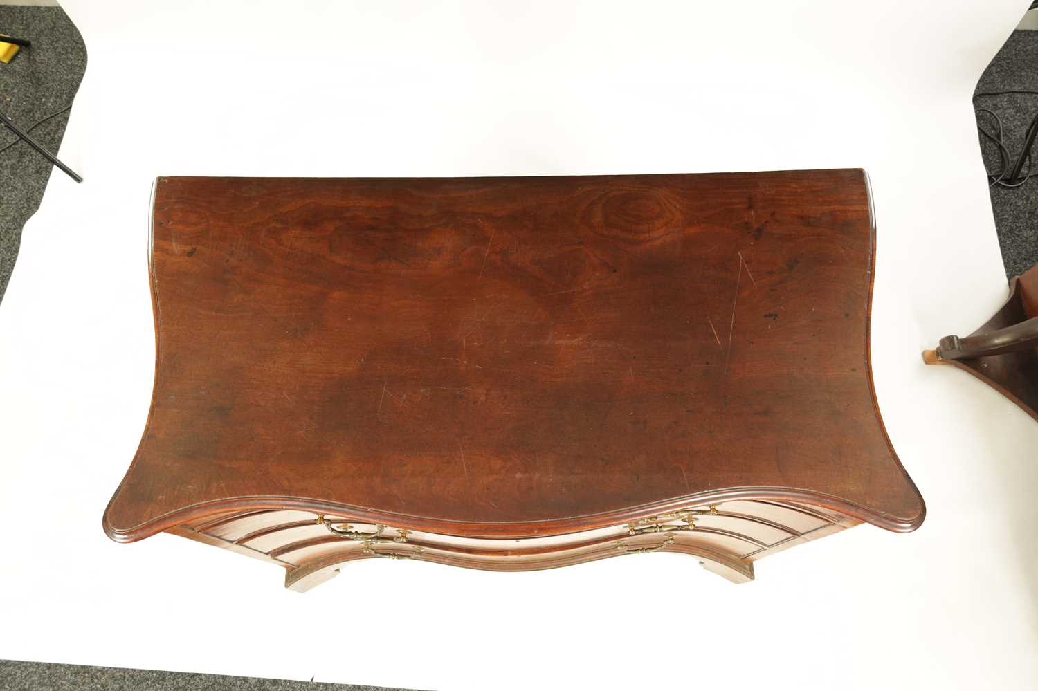 A FINE GEORGE III LOW WAISTED MAHOGANY SERPENTINE CHEST OF DRAWERS - Image 7 of 7