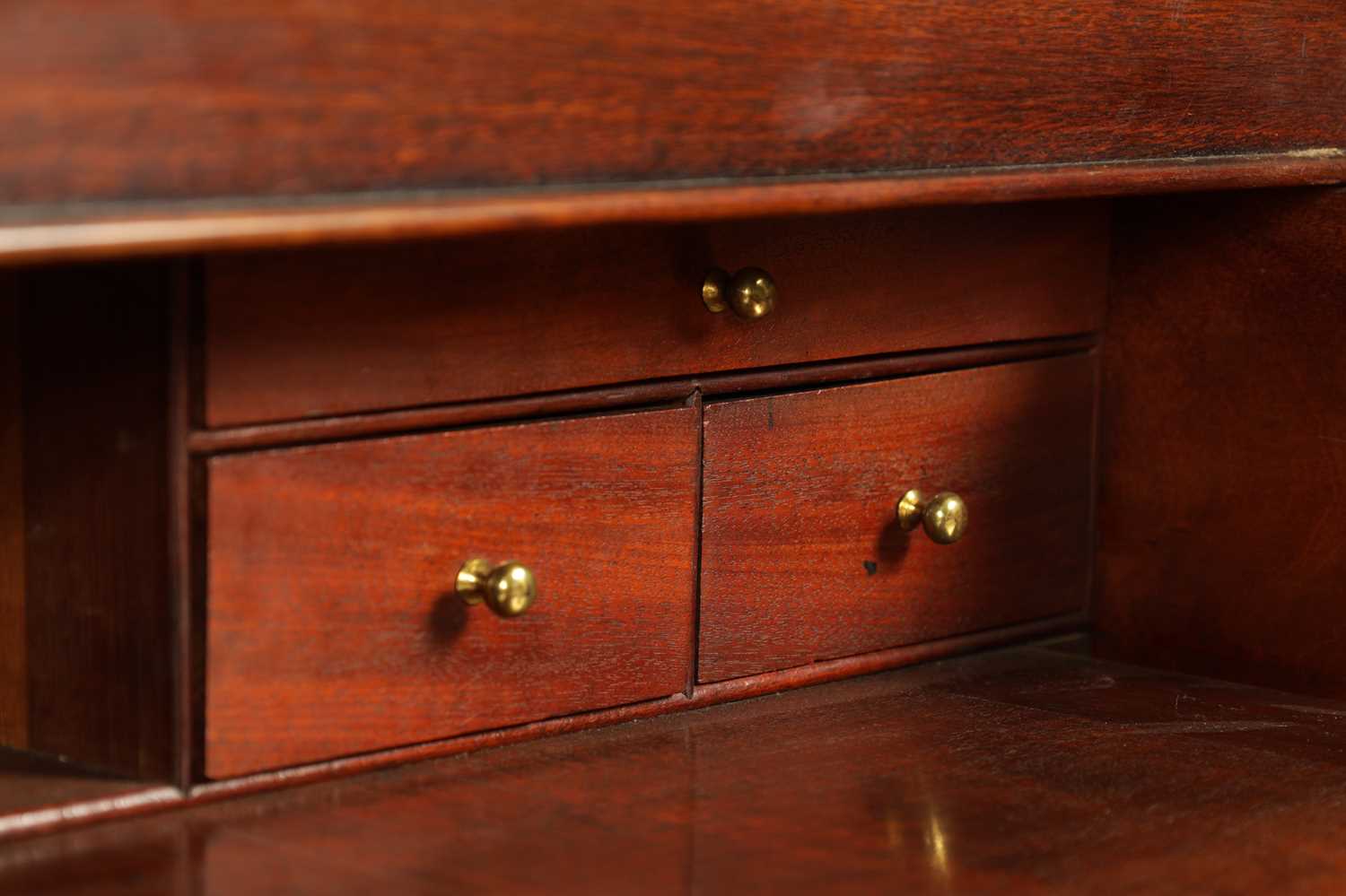 A FINE GEORGE II FIGURED MAHOGANY ARCHITECTURAL SECRETAIRE CABINET IN THE MANNER OF JOHN CHANNON - Image 5 of 14