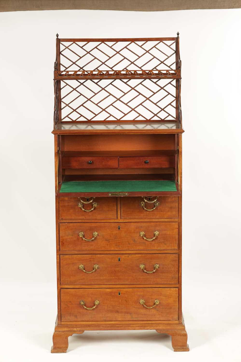 A RARE GEORGE III MAHOGANY LIBRARY SECRETAIRE CHEST OF DRAWERS WITH DETACHABLE BOOK CARRIER - Image 3 of 16