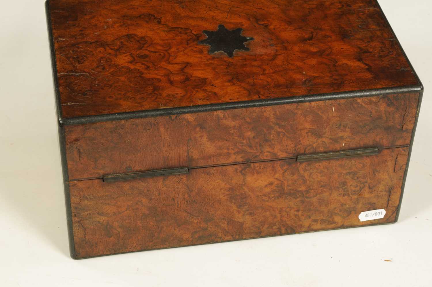 A LATE GEORGIAN FIGURED WALNUT TRIPLE SILVER MOUNTED CUT GLASS FITTED TEA CHEST - Image 6 of 6