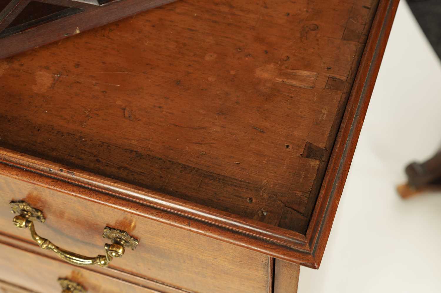 A RARE GEORGE III MAHOGANY LIBRARY SECRETAIRE CHEST OF DRAWERS WITH DETACHABLE BOOK CARRIER - Image 7 of 16
