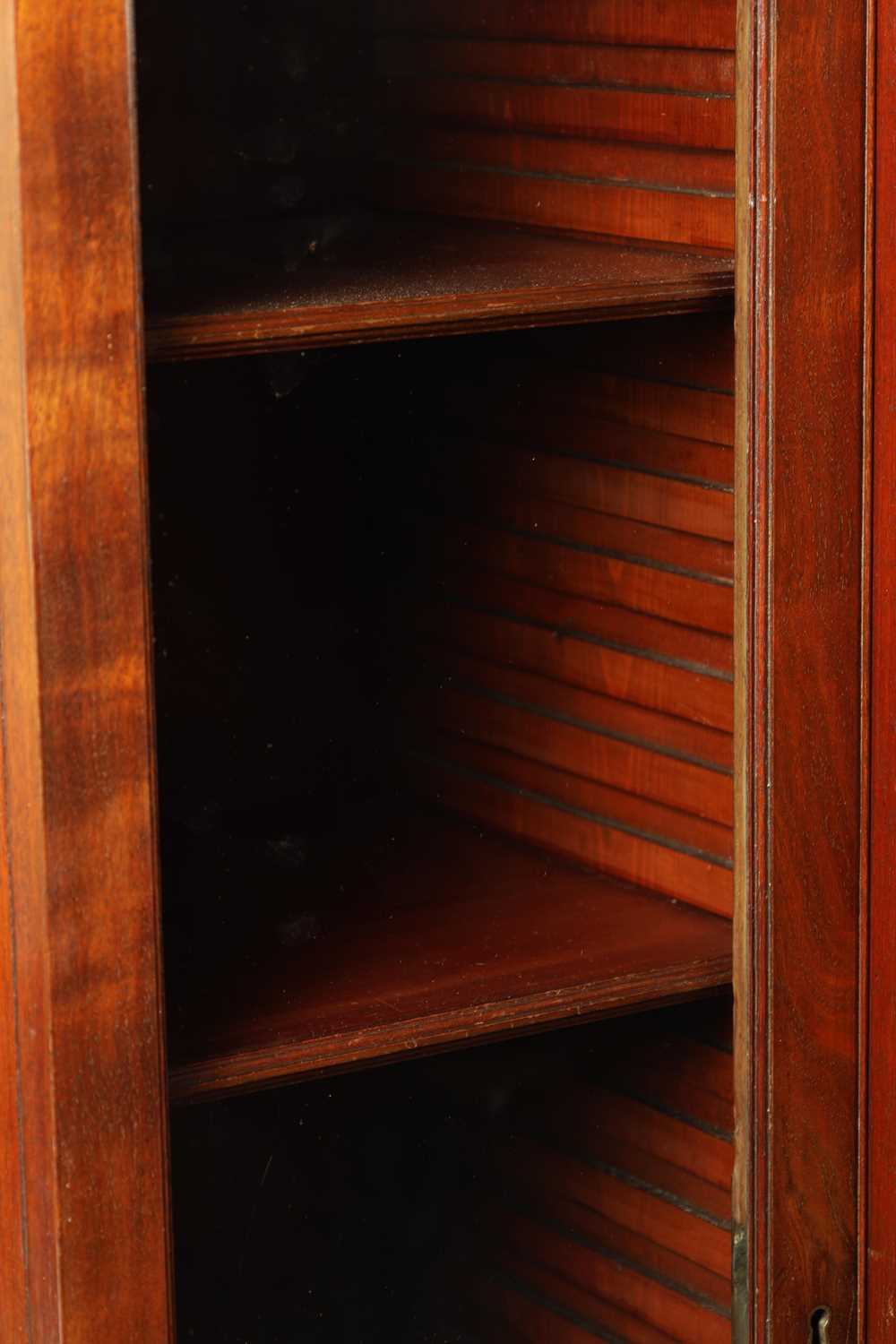 A FINE GEORGE III FIGURED MAHOGANY BREAK-FRONT BOOKCASE OF SMALL SIZE AND PROPORTIONS - Image 4 of 4