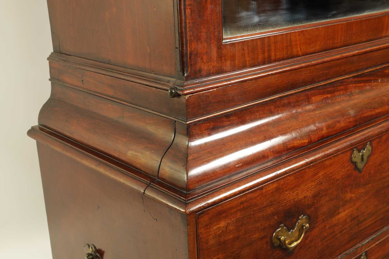 A FINE GEORGE II FIGURED MAHOGANY ARCHITECTURAL SECRETAIRE CABINET IN THE MANNER OF JOHN CHANNON - Image 14 of 14