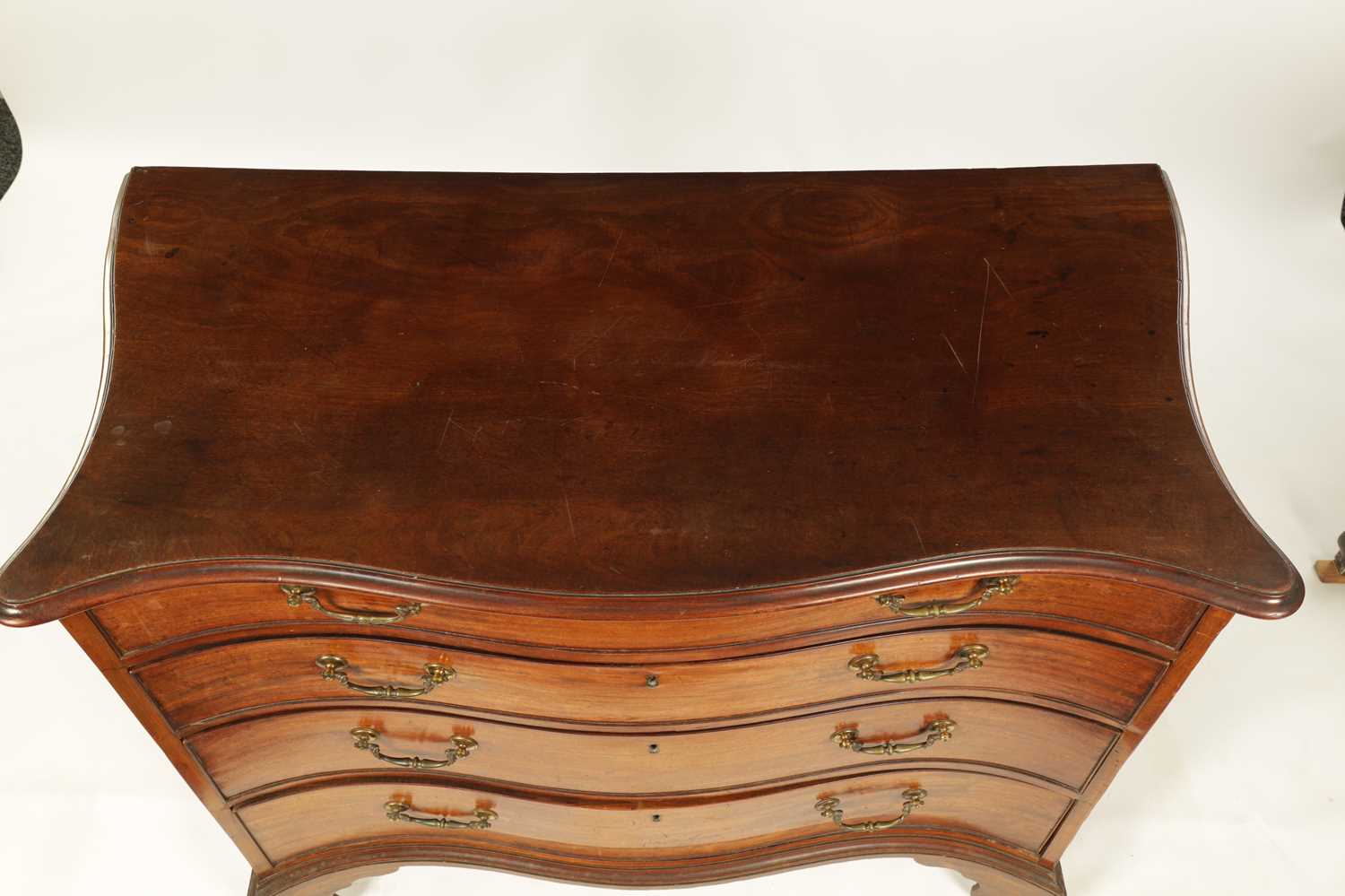 A FINE GEORGE III LOW WAISTED MAHOGANY SERPENTINE CHEST OF DRAWERS - Image 2 of 7