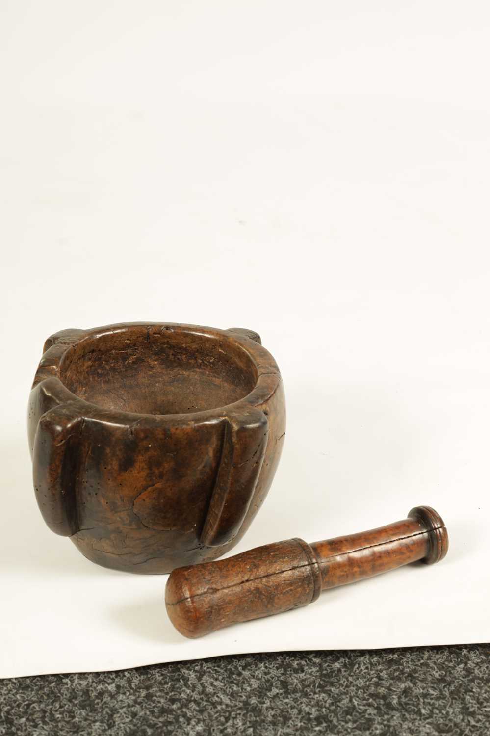 AN EARLY 16TH/17TH CENTURY BURR WALNUT PESTLE AND MORTAR - Image 3 of 8