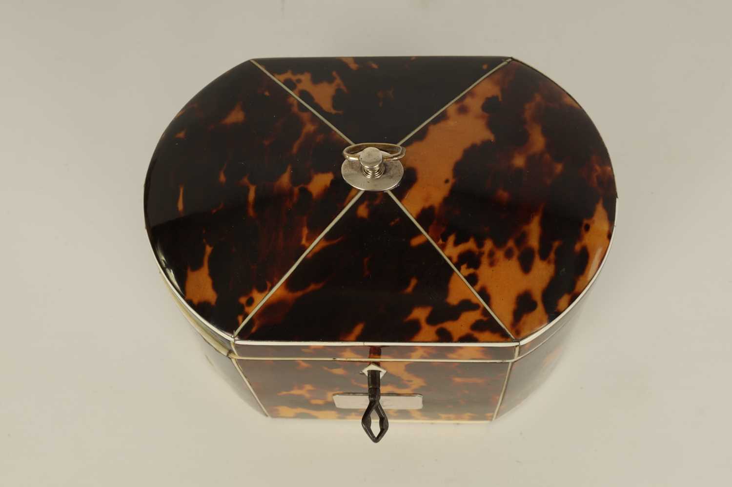 AN UNUSUAL GEORGE III BOW-SIDED TORTOISESHELL AND IVORY STRUNG TEA CADDY - Image 7 of 11