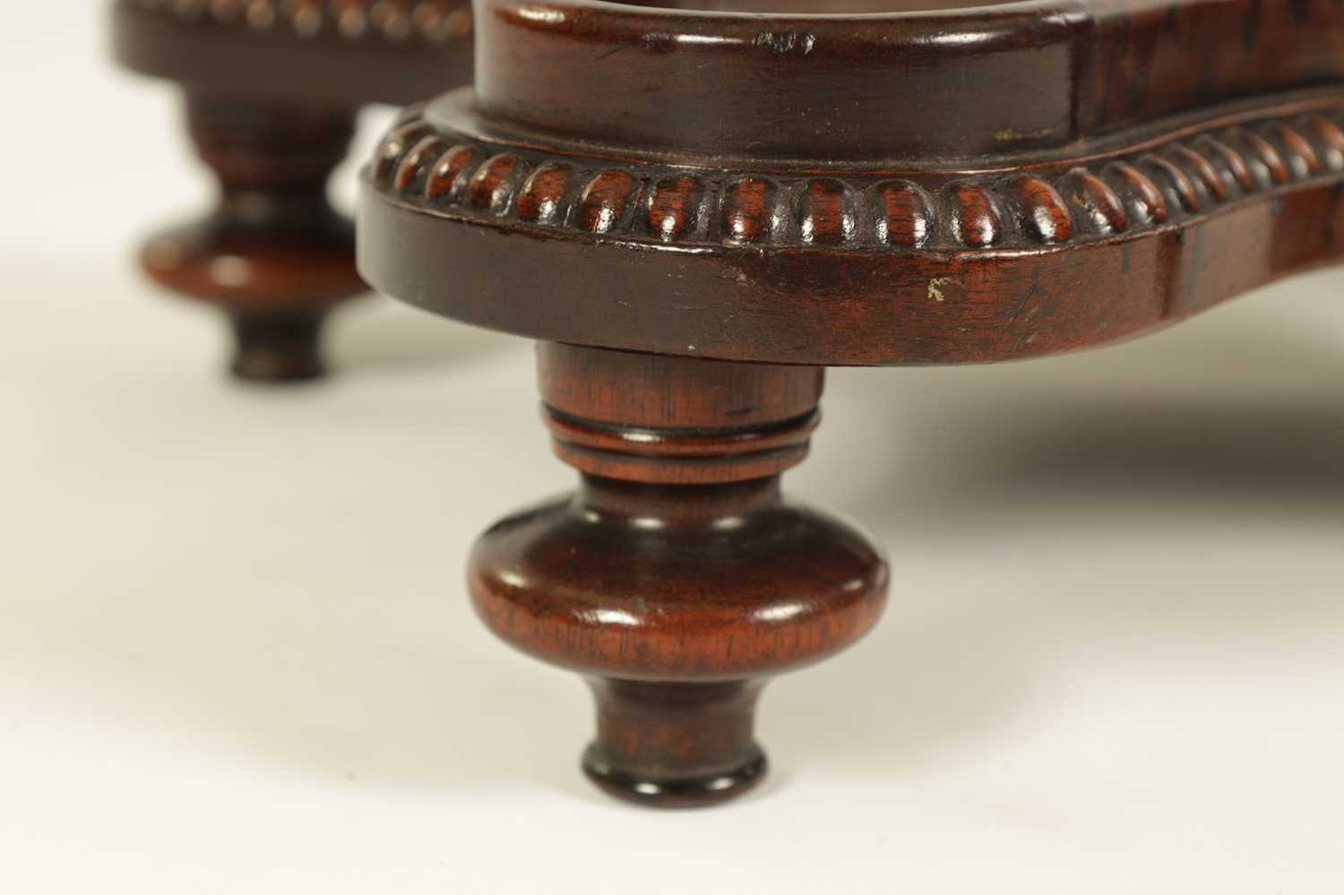 A LATE GEORGIAN MAHOGANY TABLE URN STAND IN THE MANNER OF GILLOWS - Image 2 of 4