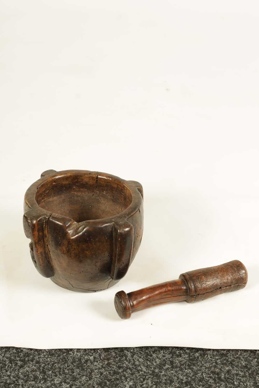 AN EARLY 16TH/17TH CENTURY BURR WALNUT PESTLE AND MORTAR - Image 4 of 8