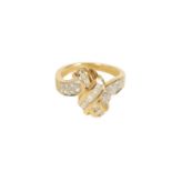 A LADIES 14CT YELLOW GOLD DIAMOND KNOT RING