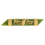 AN EARLY 20TH CENTURY GOLD METAL MOUNTED JADE TIE PIN