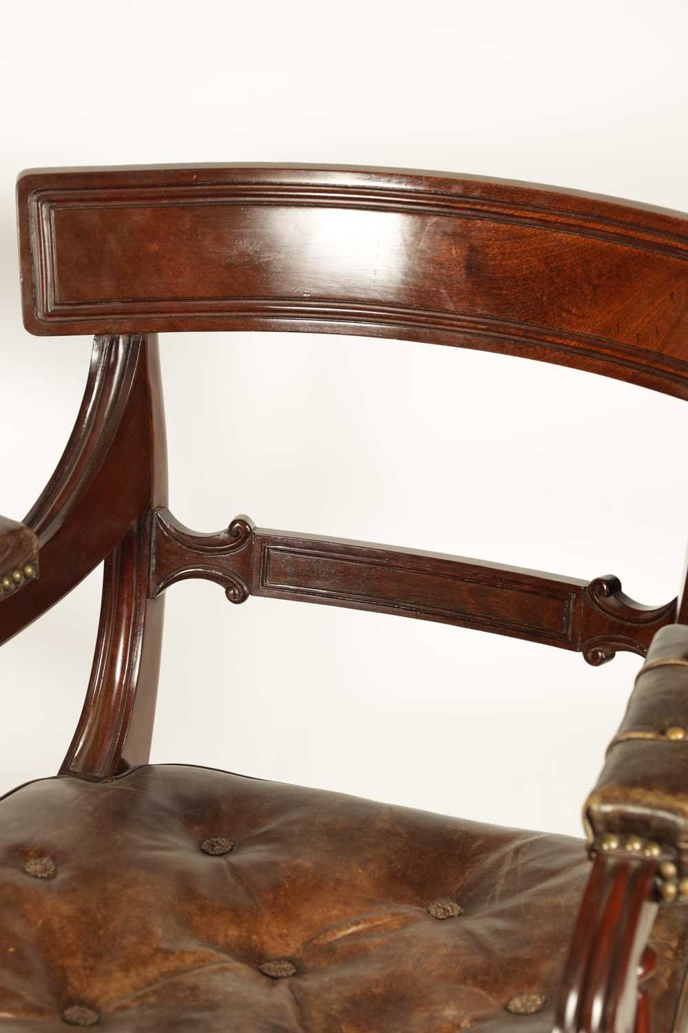 A GOOD PAIR OF REGENCY STYLE MAHOGANY DESK CHAIRS IN THE MANNER OF GILLOWS - Image 3 of 10