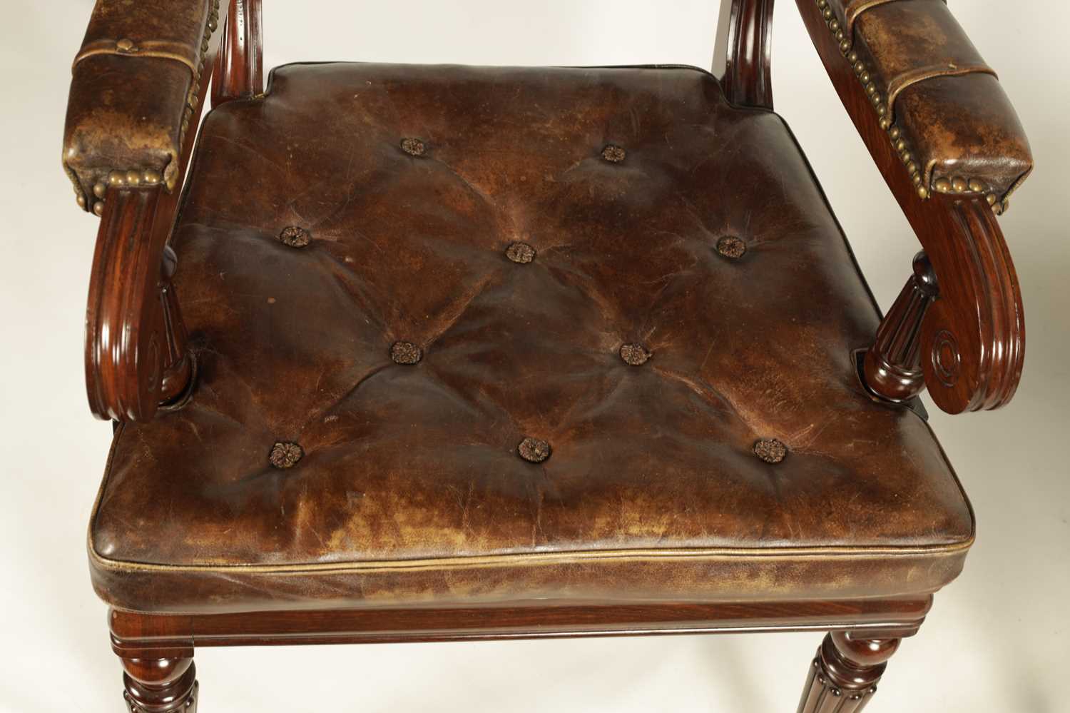 A GOOD PAIR OF REGENCY STYLE MAHOGANY DESK CHAIRS IN THE MANNER OF GILLOWS - Image 4 of 10