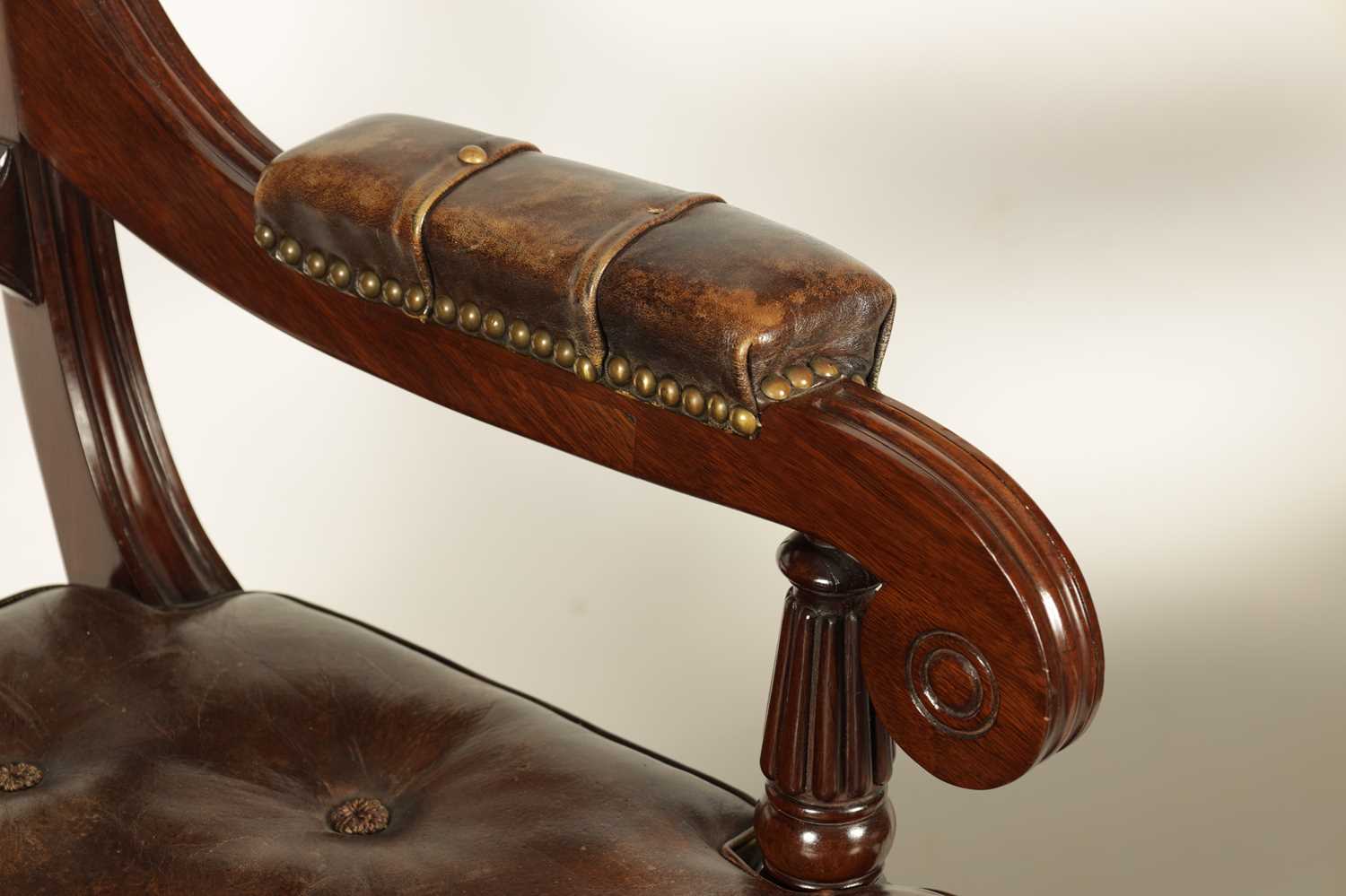 A GOOD PAIR OF REGENCY STYLE MAHOGANY DESK CHAIRS IN THE MANNER OF GILLOWS - Image 2 of 10