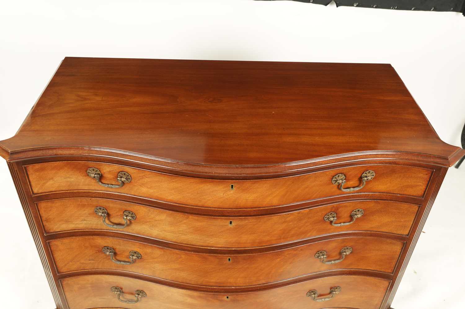 A 20TH CENTURY GEORGE III STYLE MAHOGANY SERPENTINE FRONTED CHEST OF DRAWERS - Image 2 of 8