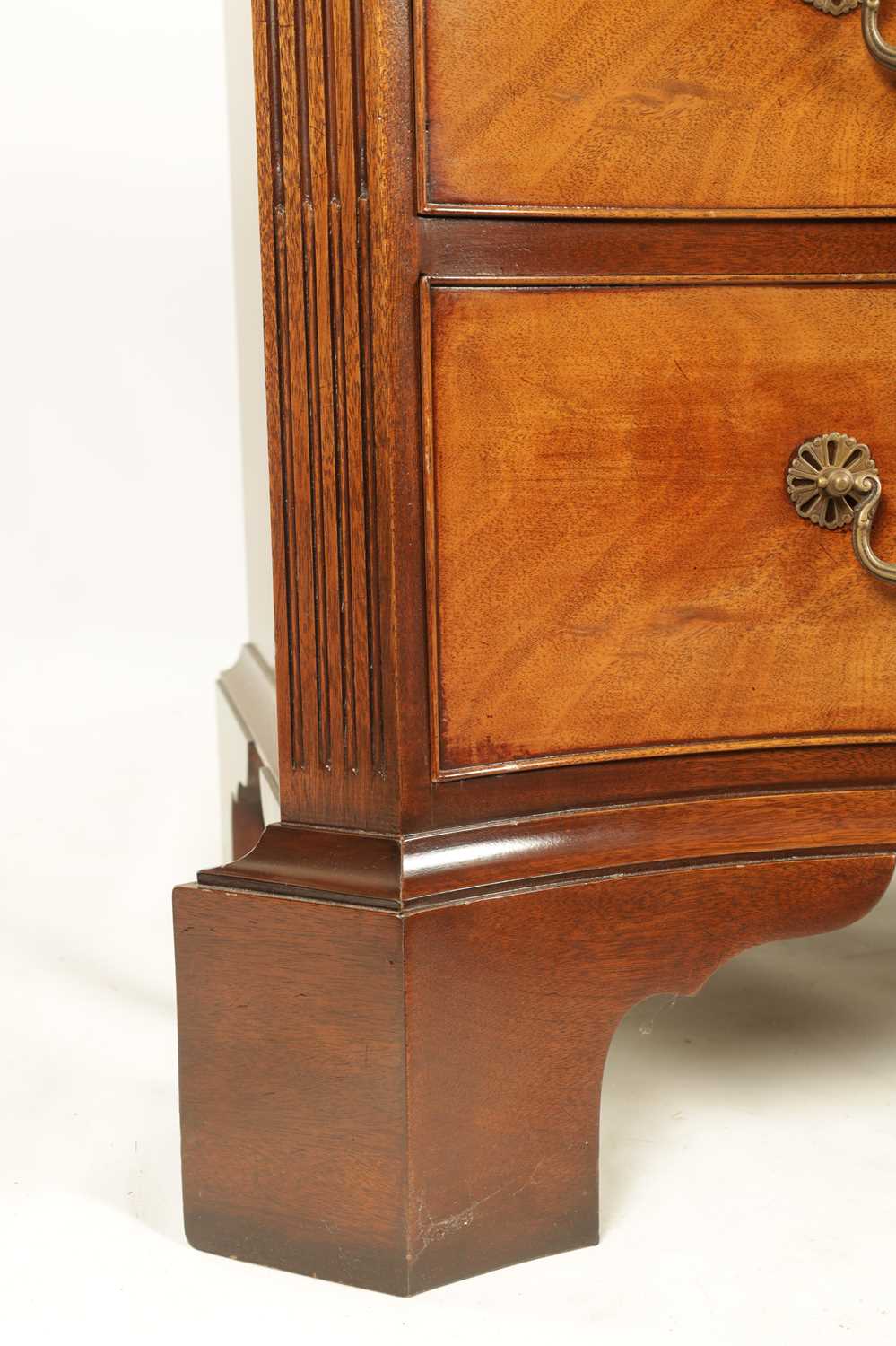 A 20TH CENTURY GEORGE III STYLE MAHOGANY SERPENTINE FRONTED CHEST OF DRAWERS - Image 5 of 8