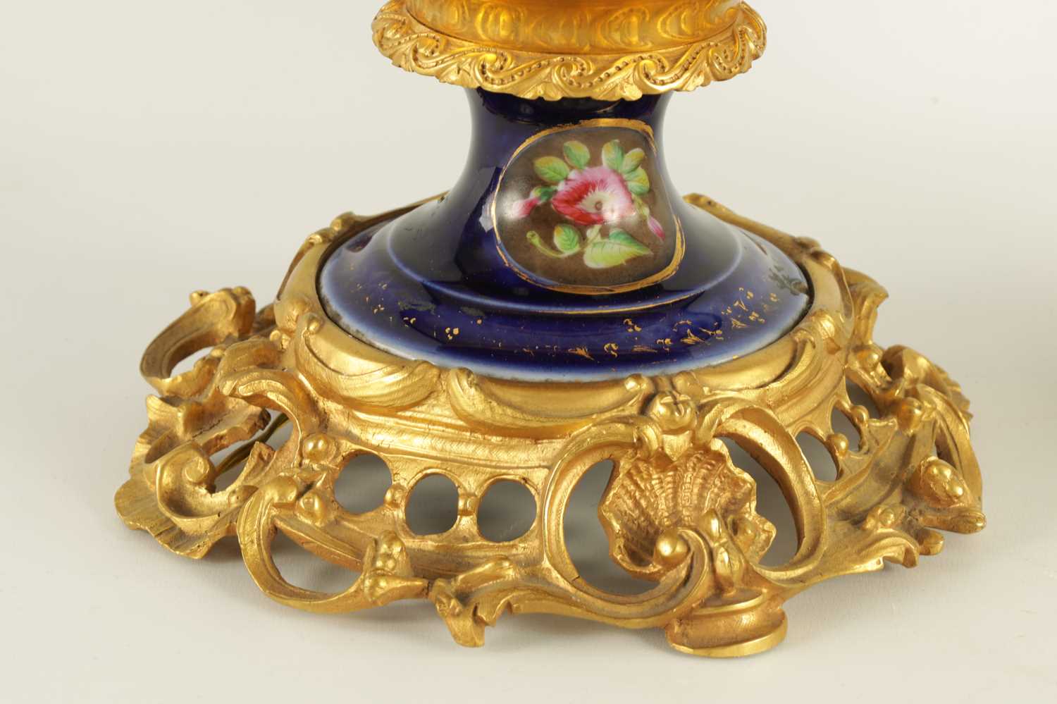 A PAIR OF 19TH CENTURY CONTINENTAL ORMOLU MOUNTED PORCELAIN LAMP BASES - Image 6 of 13