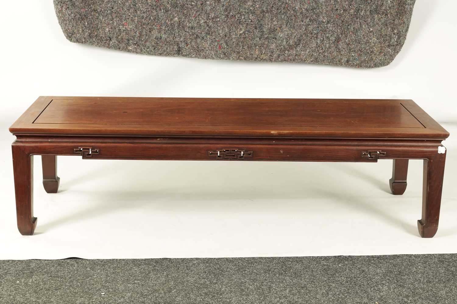 A 19TH CENTURY CHINESE HARDWOOD LOW OCCASIONAL / ALTER TABLE - Image 6 of 6