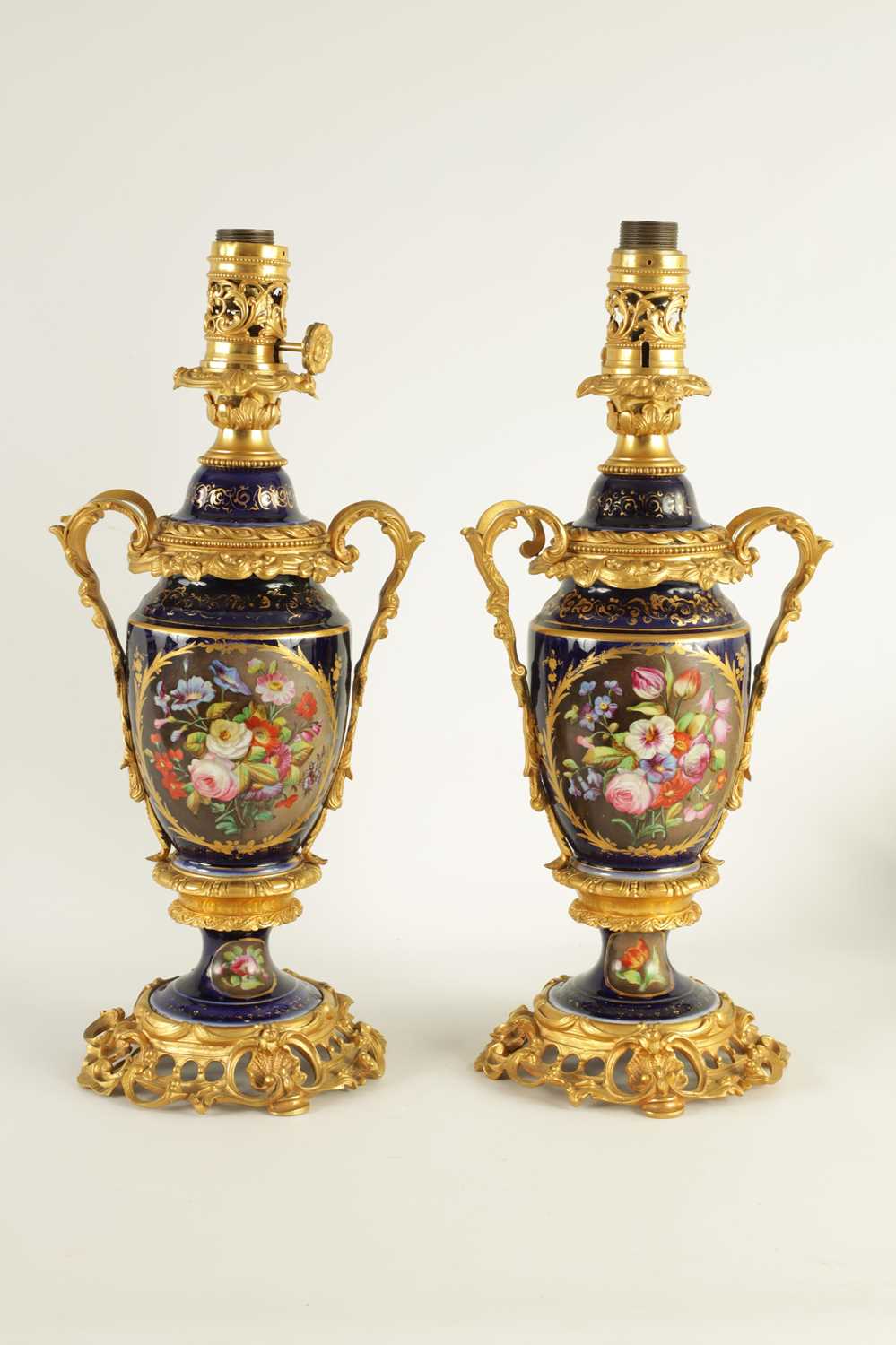 A PAIR OF 19TH CENTURY CONTINENTAL ORMOLU MOUNTED PORCELAIN LAMP BASES - Image 11 of 13