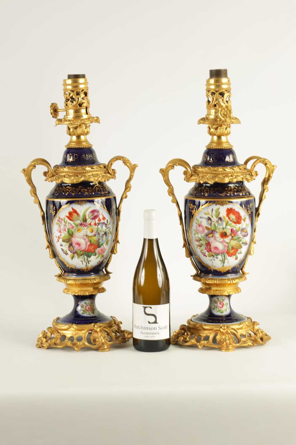 A PAIR OF 19TH CENTURY CONTINENTAL ORMOLU MOUNTED PORCELAIN LAMP BASES - Image 2 of 13