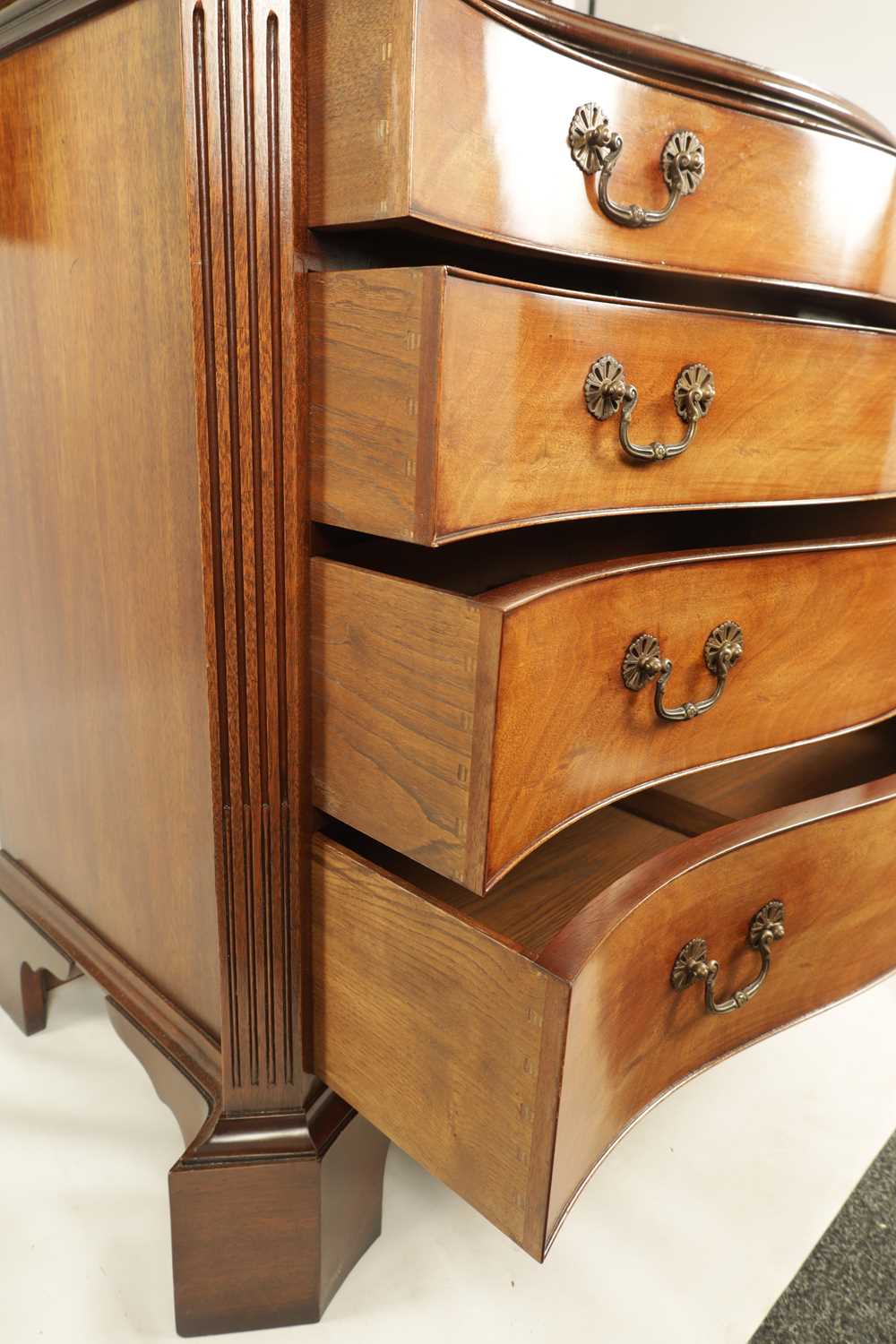 A 20TH CENTURY GEORGE III STYLE MAHOGANY SERPENTINE FRONTED CHEST OF DRAWERS - Image 6 of 8