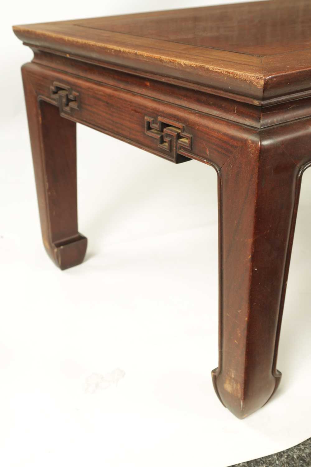 A 19TH CENTURY CHINESE HARDWOOD LOW OCCASIONAL / ALTER TABLE - Image 3 of 6