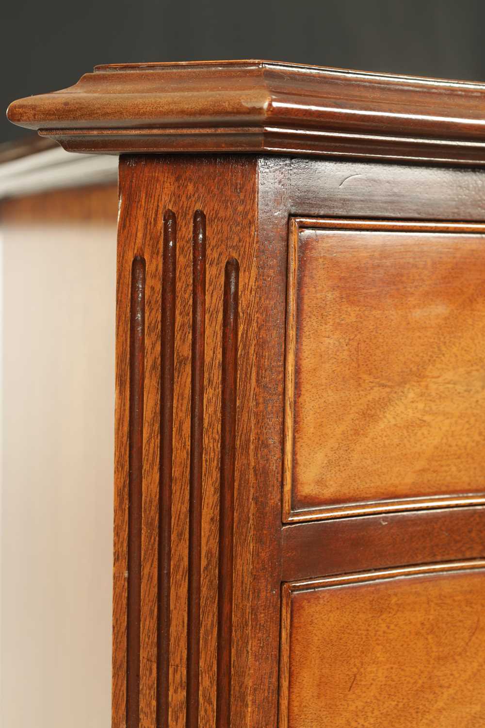 A 20TH CENTURY GEORGE III STYLE MAHOGANY SERPENTINE FRONTED CHEST OF DRAWERS - Image 4 of 8